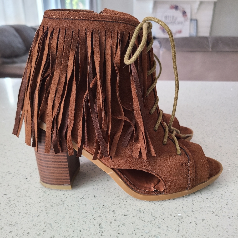 Nature Breeze suede like material waterfall top fringe women's heels-Size 6